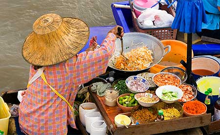 preparing-thai-food-at-floating-market Бизнес по-тайски: готовим!